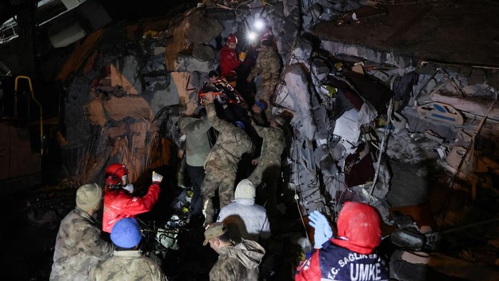 Dramatis! Begini Proses Evakuasi Warga Tertimbun Puing RS di Turki Cennet Sucu is rescued from the rubble of collapsed hospital, following an earthquake in Iskenderun, Turkey February 6, 2023. REUTERS/Umit Bektas