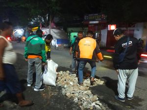 Ojol di Medan Tambal Jalan Berlubang yang Kerap Bikin Pengendara Terjatuh