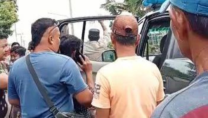 Dua pengamen saat diamankan polisi ke kantor Polsek Sawit.