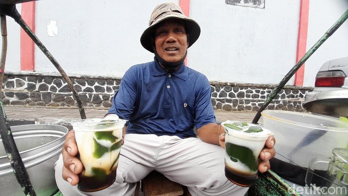 Enan, penjual es cincau di Sumedang yang bisa mengantar dua anaknya menjadi anggota TNI AD.