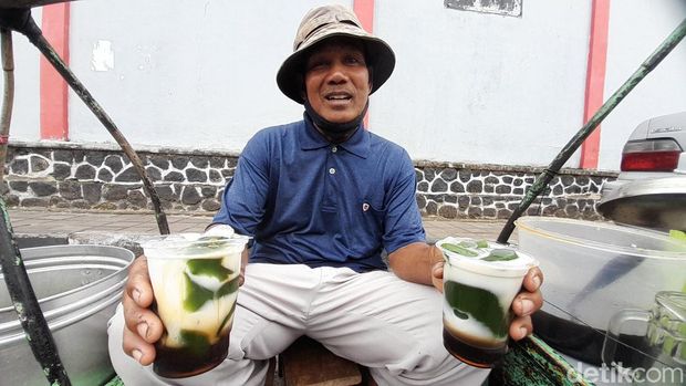 Enan, penjual es cincau di Sumedang yang bisa mengantar dua anaknya menjadi anggota TNI AD.