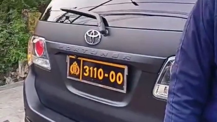 Beredar video di media sosial sebuah mobil Fortuner berpelat dinas Polri menerobos lampu merah sehingga menabrak motor dan melarikan diri.