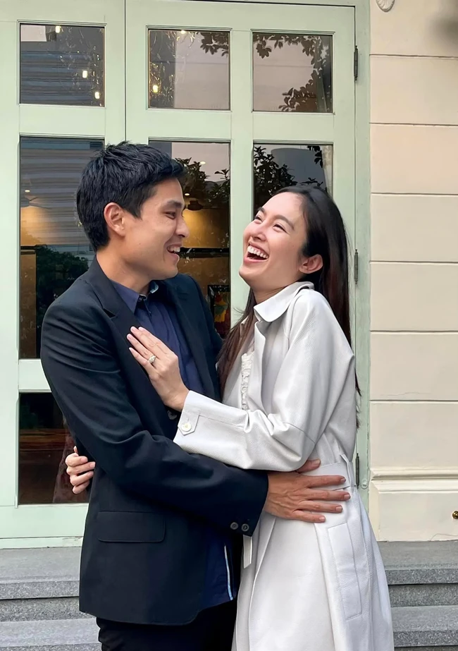 Nong Poy, transgender asal Thailand itu baru-baru ini mengumumkan pertunangannya dengan Oak Phakwa Hongyok, pria tulen yang tajir melintir. Inilah potret bahagia pasangan yang akan segera menikah itu. Foto: Facebook