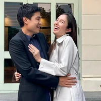 Nong Poy, transgender asal Thailand itu baru-baru ini mengumumkan pertunangannya dengan Oak Phakwa Hongyok, pria tulen yang tajir melintir. Inilah potret bahagia pasangan yang akan segera menikah itu. Foto: Facebook