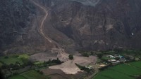 Foto udara tanah longsor yang terjadi di Arequipa, Peru, Senin (6/2/2023).