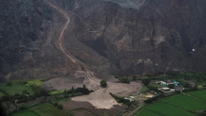 An aerial view shows people watching near a landslide caused by a heavy rains, in Arequipa, Peru February 6, 2023. REUTERS/Oswaldo Charcas NO RESALES. NO ARCHIVES