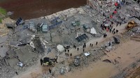 Tim penyelamat terlihat melakukan evakuasi korban gempa.