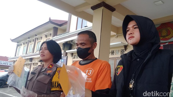 G (60), tersangka kasus pemerkosaan siswi SMP di Polres Klaten, Selasa (7/2/2023).
