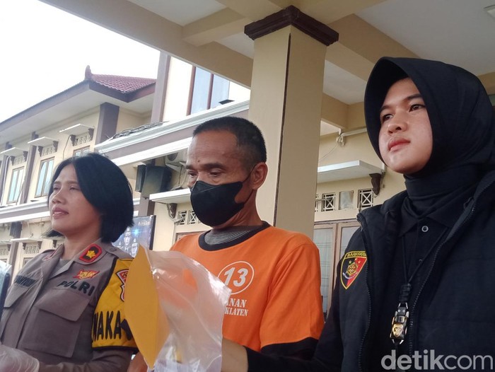 G (60), tersangka kasus pemerkosaan siswi SMP di Polres Klaten, Selasa (7/2/2023).