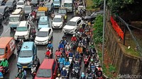 Suara klakson dari pengendara yang terjebak macet saling bersautan. Terlihat pula beberapa pengendara motor yang saling senggol. (Adrial A/detikcom)