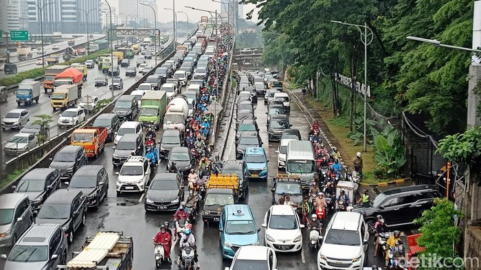 Genangan di Jalan TB Simatupang pada ruas jalan yang mengarah ke Pondok Indah, Jaksel, telah surut. Namun lalu lintas masih macet parah. (Adrial A/detikcom)
