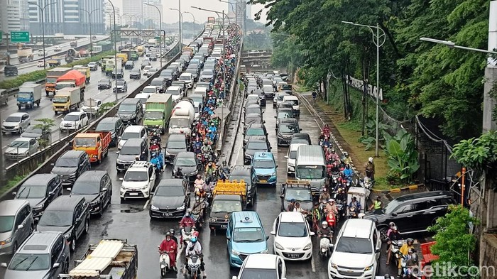 Genangan di Jalan TB Simatupang pada ruas jalan yang mengarah ke Pondok Indah, Jaksel, telah surut. Namun lalu lintas masih macet parah. (Adrial A/detikcom) Genangan di Jalan TB Simatupang pada ruas jalan yang mengarah ke Pondok Indah, Jaksel, telah surut. Namun lalu lintas masih macet parah. (Adrial A/detikcom)