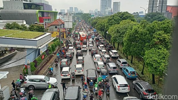 Genangan di Jalan TB Simatupang pada ruas jalan yang mengarah ke Pondok Indah, Jaksel, telah surut. Namun lalu lintas masih macet parah. (Adrial A/detikcom)