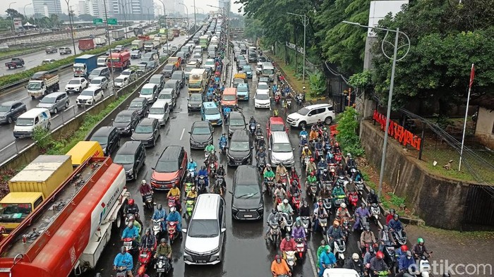 Genangan di Jalan TB Simatupang pada ruas jalan yang mengarah ke Pondok Indah, Jaksel, telah surut. Namun lalu lintas masih macet parah. (Adrial A/detikcom)