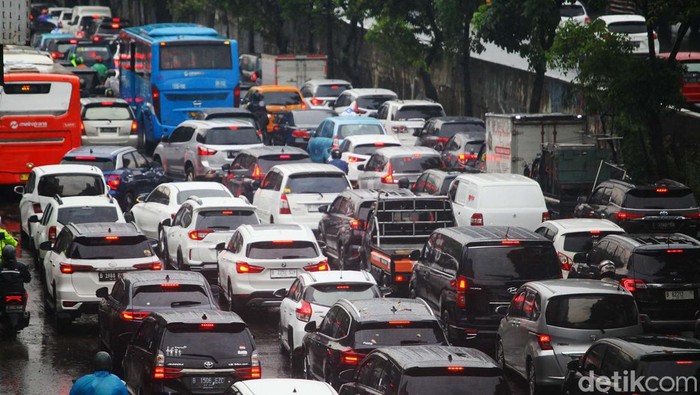 Jalan TB Simatupang arah Fatmawati, Jakarta Selatan terpantau padat merayap, Selasa (7/2/2023). Kemacetan terjadi usai genangan surut di lokasi.