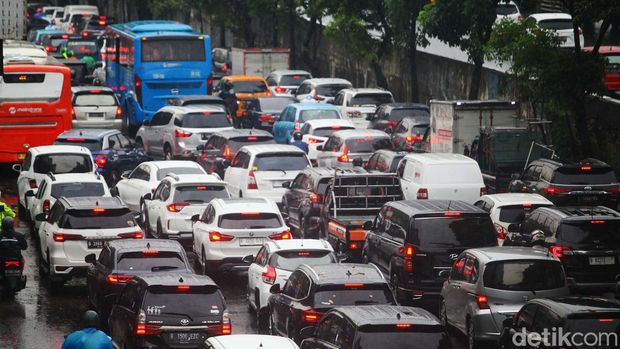 Jalan TB Simatupang arah Fatmawati, Jakarta Selatan terpantau padat merayap, Selasa (7/2/2023). Kemacetan terjadi usai genangan surut di lokasi.