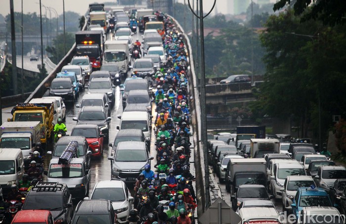 Jalan TB Simatupang arah Fatmawati, Jakarta Selatan terpantau padat merayap, Selasa (7/2/2023). Kemacetan terjadi usai genangan surut di lokasi.