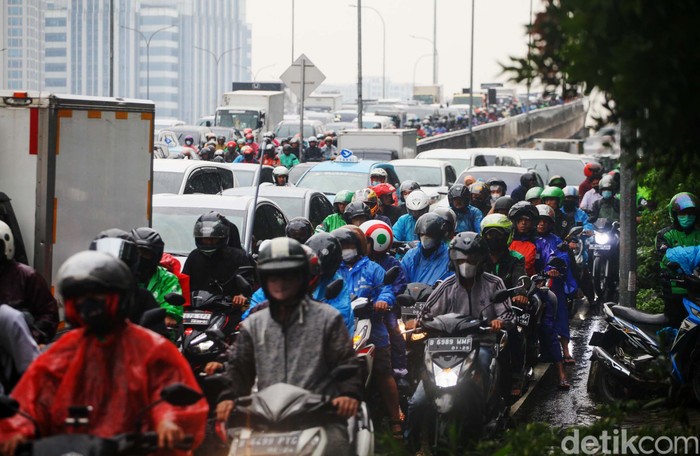 Jalan TB Simatupang arah Fatmawati, Jakarta Selatan terpantau padat merayap, Selasa (7/2/2023). Kemacetan terjadi usai genangan surut di lokasi.