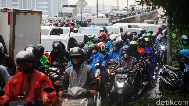 Jalan TB Simatupang arah Fatmawati, Jakarta Selatan terpantau padat merayap, Selasa (7/2/2023). Kemacetan terjadi usai genangan surut di lokasi.