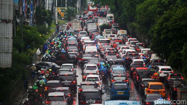 Jalan TB Simatupang arah Fatmawati, Jakarta Selatan terpantau padat merayap, Selasa (7/2/2023). Kemacetan terjadi usai genangan surut di lokasi.