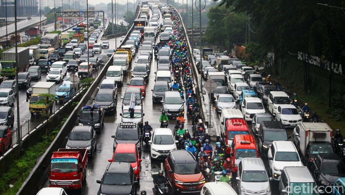 Jalan TB Simatupang arah Fatmawati, Jakarta Selatan terpantau padat merayap, Selasa (7/2/2023). Kemacetan terjadi usai genangan surut di lokasi.