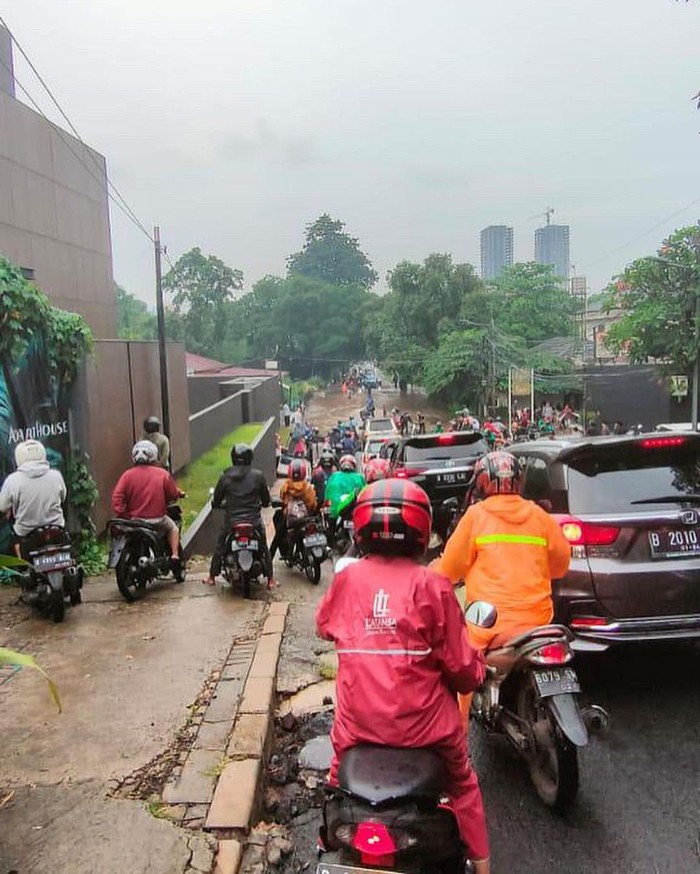 Genangan turut terjadi di kawasan Jeruk Purut, Pasar Minggu, Jaksel. Genangan air itu cukup tinggi dan berarus. Sejumlah sepeda motor mogok. (dok Pribadi/Nuraini Annisa)