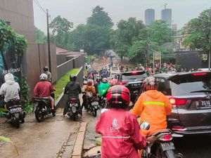 Kawasan Jeruk Purut Jaksel Sempat Tergenang Air 30 Cm, Banyak Motor Mogok