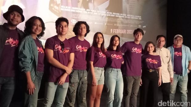 Para pemain dan sutradara dari film Gita Cinta dari SMA.
