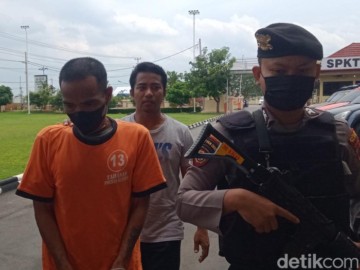 GS (60), tersangka pemerkosaan siswi SMP, di Polres Klaten, Selasa (7/2/2023).