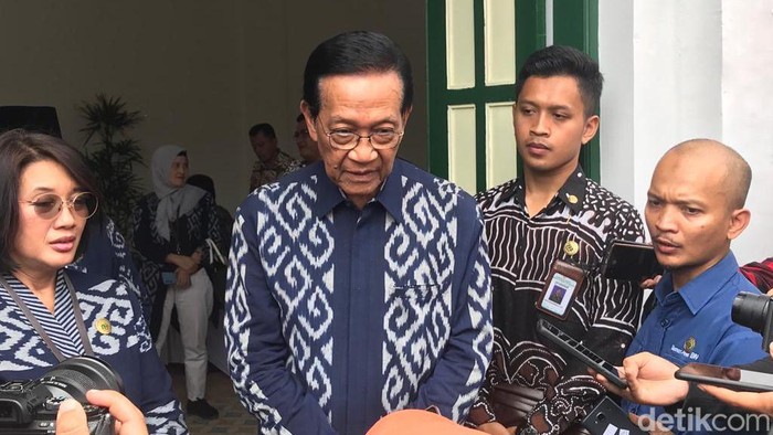 Gubernur DIY Sri Sultan Hamengku Buwono (HB) X menghadiri acara perayaan ulang tahun pertama Teras Malioboro, Selasa (7/2/2023).