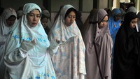 Salat gaib dan doa bersama dilakukan untuk mendoakan para korban yang meninggal akibat gempa bumi yang mengguncang Turki tengah dan barat laut Suriah pada Senin (6/2/2023) dengan Magnitudo 7,8 yang menewaskan ribuan orang. 