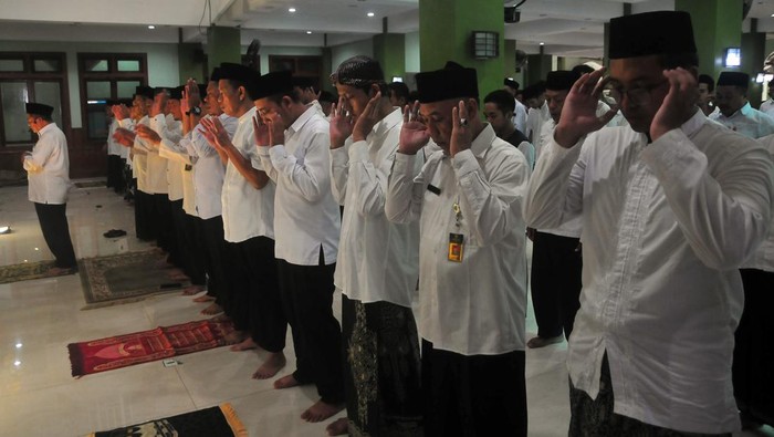 Guru-Siswa MAN 2 Kudus Gelar Doa untuk Korban Gempa Turki dan Suriah Sejumlah guru dan siswa berdoa bersama saat shalat gaib dan istighosah di Madrasah Aliyah Negeri (MAN) 2 Kudus, Desa Prambatan Kidul, Kudus, Jawa Tengah, Selasa (7/2/2023). Shalat gaib dan doa bersama itu untuk mendoakan para korban yang meninggal akibat gempa bumi yang mengguncang Turki tengah dan barat laut Suriah pada Senin (6/2/2023) dengan Magnitudo 7,8 yang menewaskan ribuan orang. ANTARA FOTO/Yusuf Nugroho/hp.