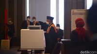 Seorang hakim memberikan suaranya.