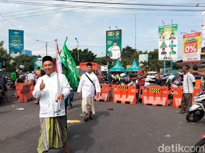 Nahdliyin Jalan Kaki-Naik Ojek ke GOR Delta Sidoarjo Hadiri Acara 1 Abad NU