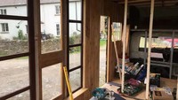 Langkah pertama Baldwin adalah memasang jendela. Dia juga melakukan semua pemasangan kabel dan pipa ledeng sendiri.