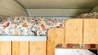 Dia membangun tempat tidur ganda kedua di ruang sempit di atas kabin pengemudi. Dia mengatakan trailer itu bisa menampung keluarga beranggotakan empat orang.