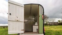 Untuk kamar mandi, dia membeli truk bekas lainnya dan membangunnya terpisah, lengkap dengan toilet pengomposan.