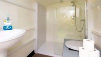 Pancurannya bertenaga gas untuk menyediakan air panas bagi tamu Airbnb.