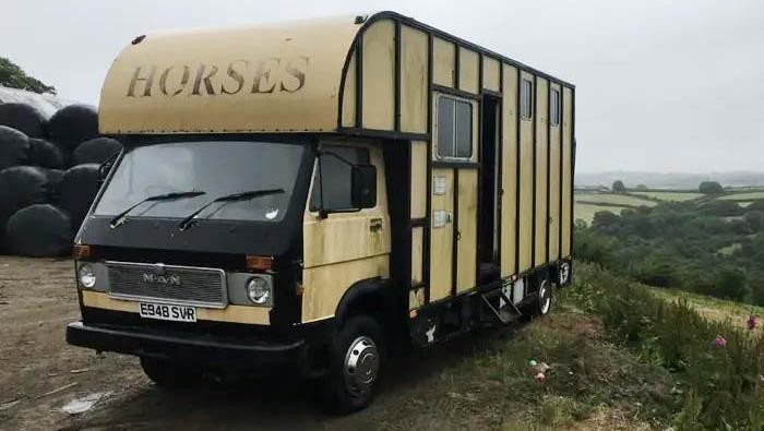 Ide Bisnis Nih! Truk Butut Murah Ini Disulap Jadi Hotel Modal Tutorial Youtube Khylen Baldwin merombak truk tua tahun '80an yang dia beli di Facebook US$ 600 atau sekitar Rp 9,3 juta pada 2020 lalu jadi hotel. Begini jadinya.
