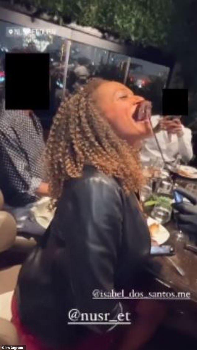 Isabel dos Santos bersantap di restoran Salt Bae di Dubai.