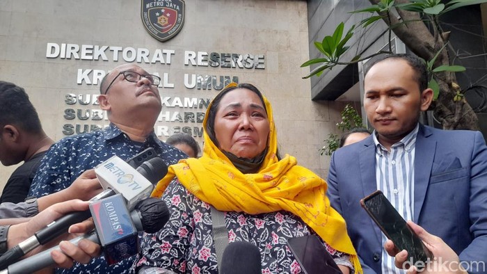 Istri korban pembunuhan di Perumahan Bukit Cengkeh, Depok, datangi Polda Metro Jaya