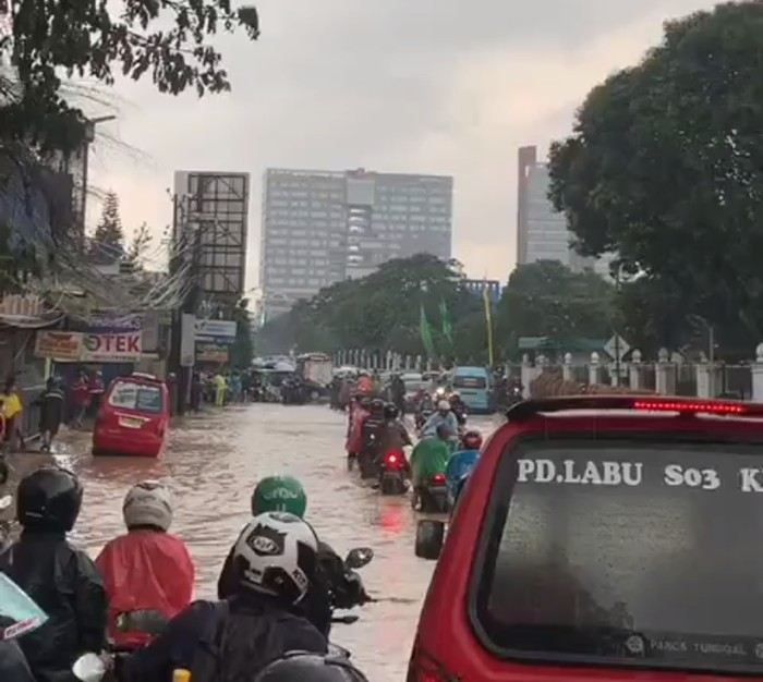 Jalan Fatmawati, Jaksel, tergenang air cukup tinggi setelah hujan deras tadi. Sejumlah sepeda motor mengalami mogok saat berupaya menerobos genangan. (dok Pribadi/Aldan)