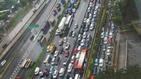 Kemacetan terjadi di Tol JORR dan jalan arteri di Jalan TB Simatupang pada sore ini (dok Pribadi/Syaiful R)