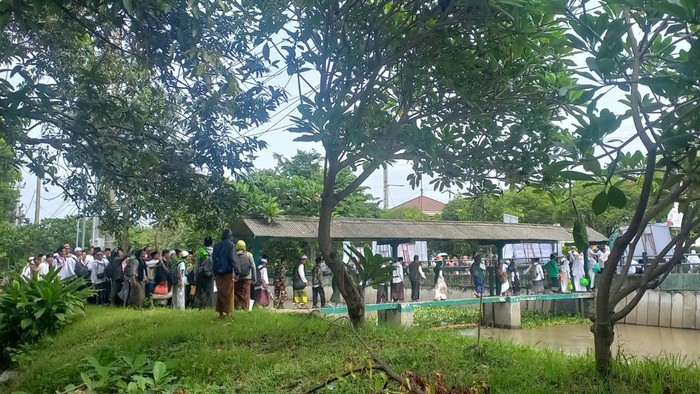 Jemaah Puncak 1 Abad NU yang hendak menuju ke kendaraannya menyeberang jembatan di Perum Magersari Permai