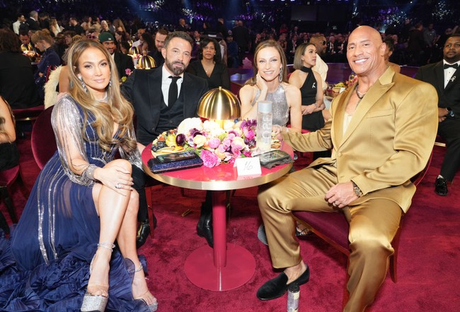 Pasangan Jennifer Lopez dan Ben Affleck duduk satu meja dengan Dwayne Johnson dan istrinya, Lauren Hashian. Foto: Getty Images