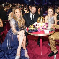 Pasangan Jennifer Lopez dan Ben Affleck duduk satu meja dengan Dwayne Johnson dan istrinya, Lauren Hashian. Foto: Getty Images