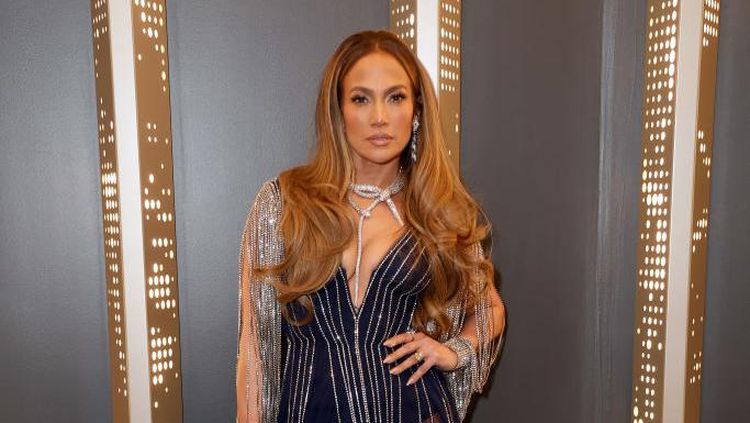 7 Foto Jennifer Lopez Perdana Ajak Suami ke Grammys 2023, Seksi Pakai Gucci