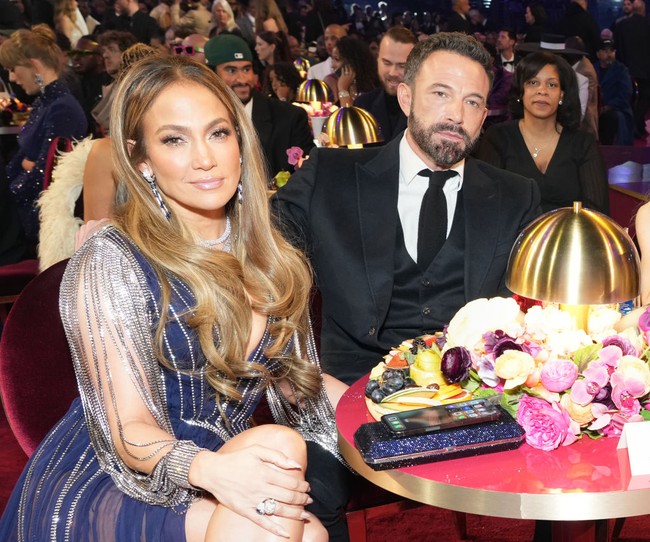 Ben Affleck dan Jennifer Lopez untuk pertama kalinya menghadiri Grammy Awards sebagai suami-istri. Namun, sorotan justru lebih tersita pada ekspresi wajah Ben yang berujung meme viral. (Foto: Kevin Mazur/Getty Images for The Recording Academy)
