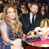 Ben Affleck dan Jennifer Lopez untuk pertama kalinya menghadiri Grammy Awards sebagai suami-istri. Namun, sorotan justru lebih tersita pada ekspresi wajah Ben yang berujung meme viral. (Foto: Kevin Mazur/Getty Images for The Recording Academy)