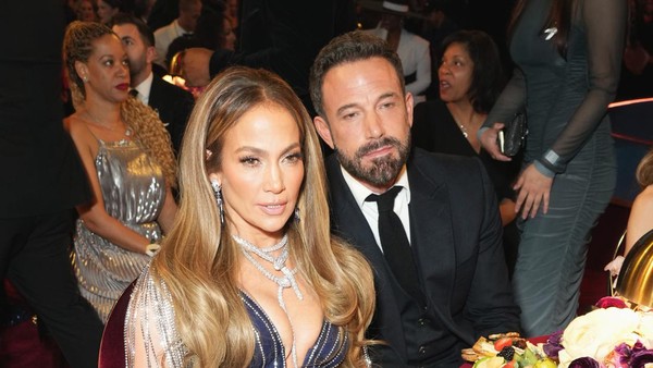 Foto: Momen Viral Ben Affleck di Grammys 2023, Ekspresi Wajah Jadi Meme